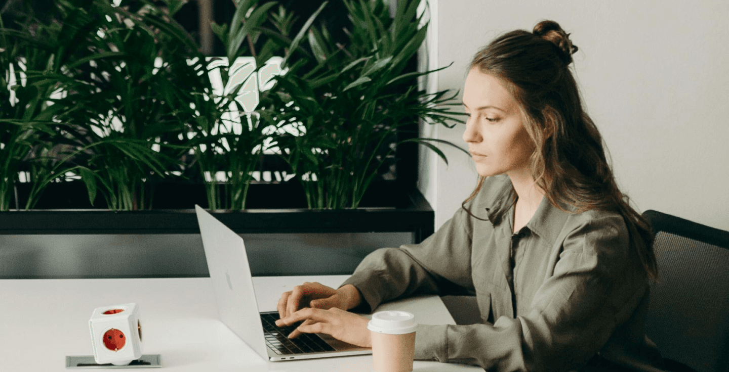 Mulher usando laptop para trabalhar