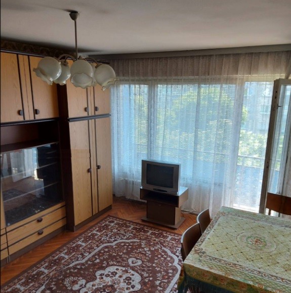 Хол в двустаен апартамент за продажба във Възраждане Русе