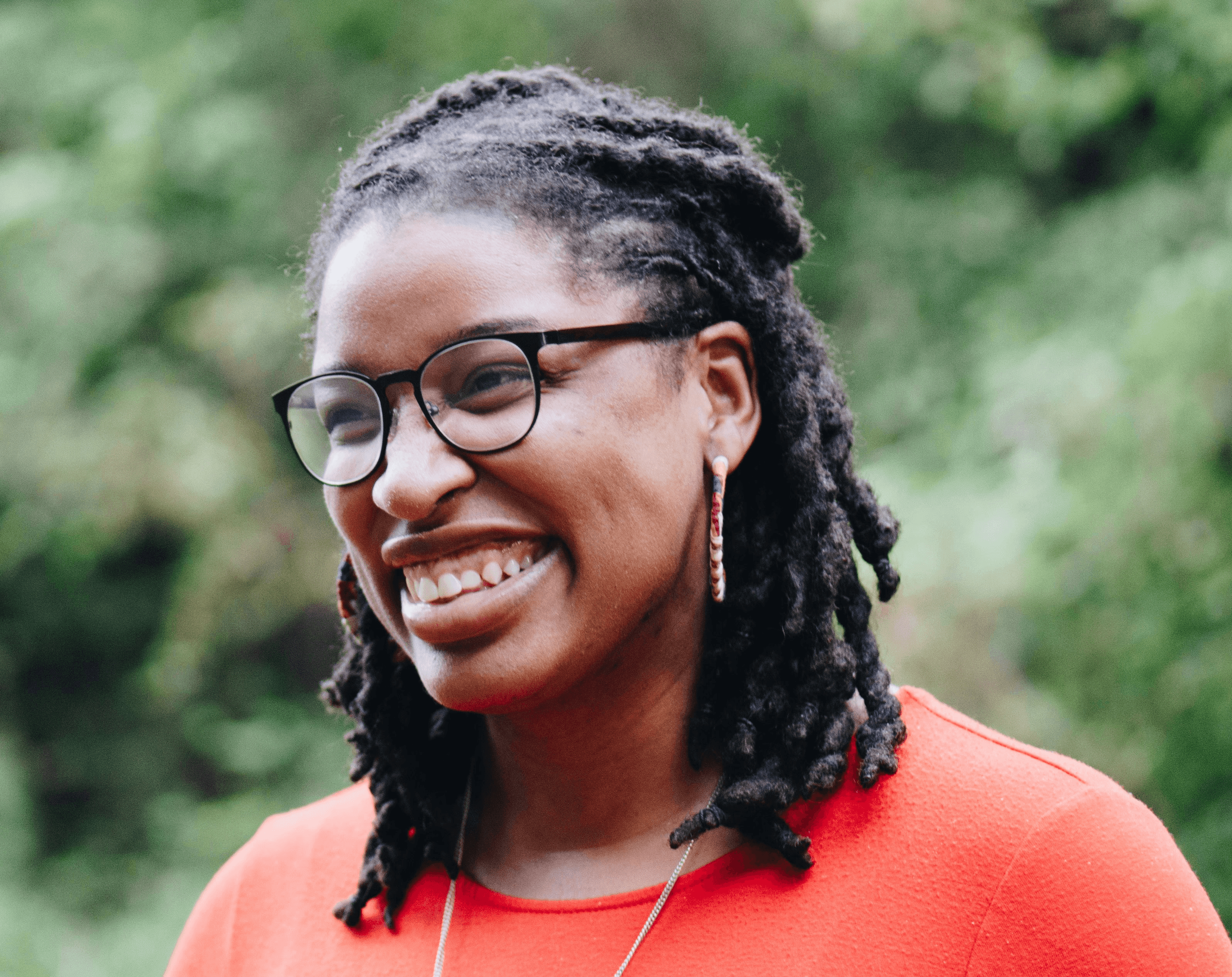 smiling woman at daytime