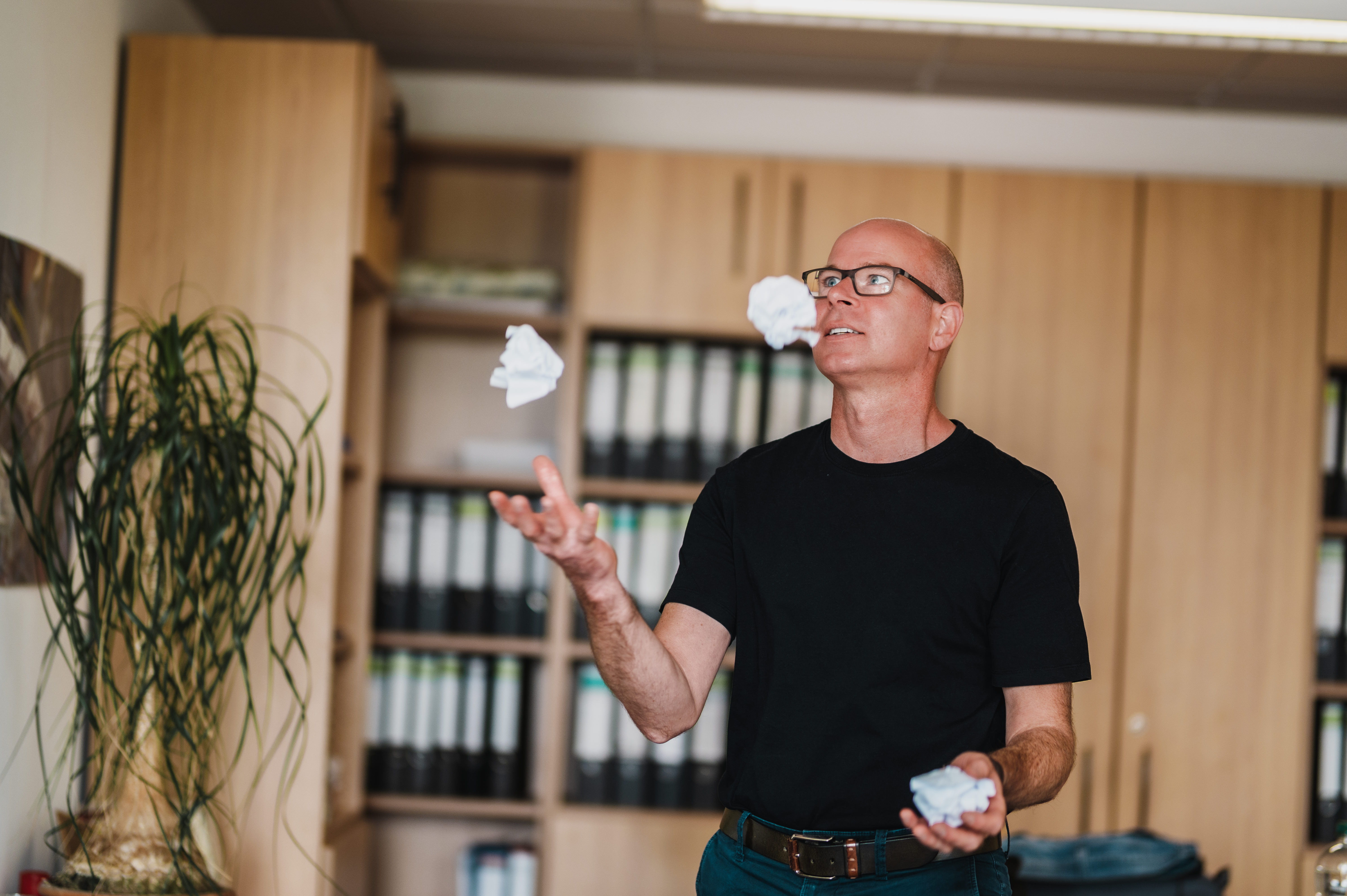Sven Eichner jogliert mit Papier