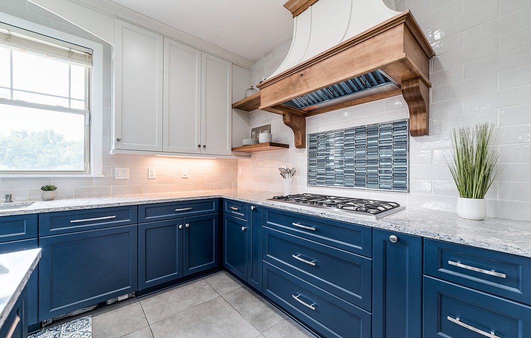 Dark-blue-paint-on-bottom-kitchen-cabinets-1060x675