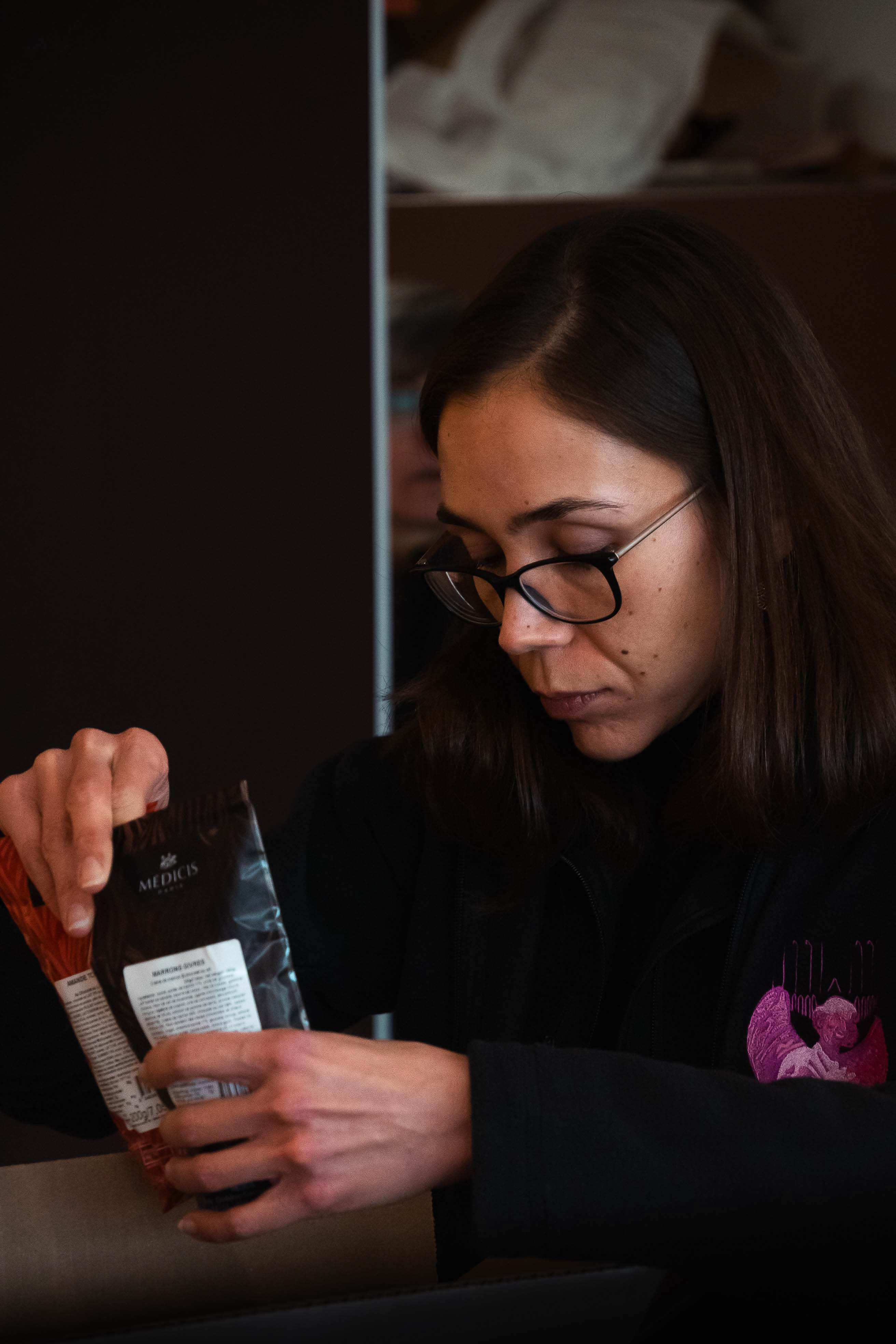 Collaboratrice préparant une commande de dragées pour un client