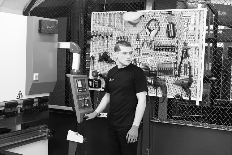 CNC machinist working in MakeIT Center innovation hub equipped for hardtech prototyping and technology R&D