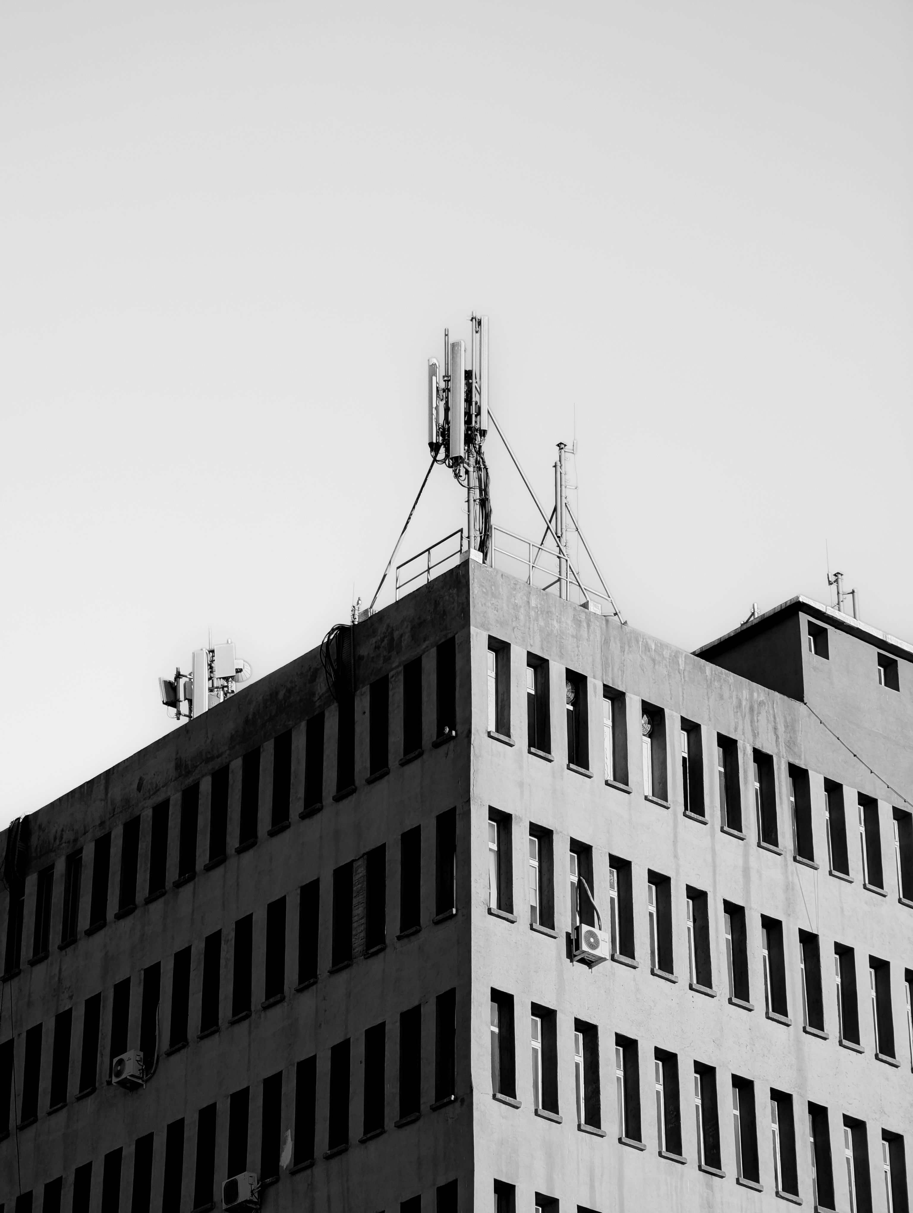 Rooftop radio antennas supporting in-building emergency communications