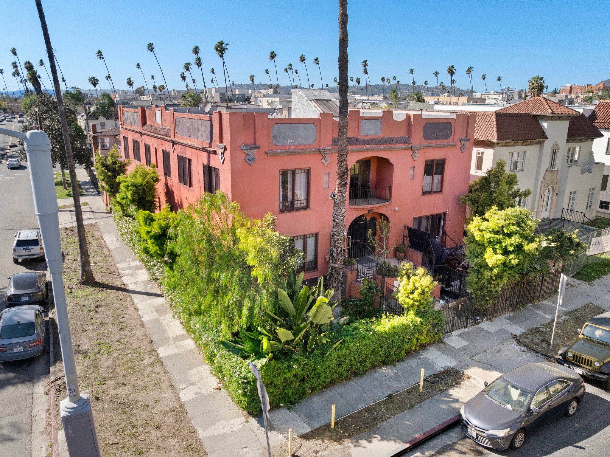 Aerial front elevation highlighting entry courtyard and building design at 101 N Kenmore Ave.