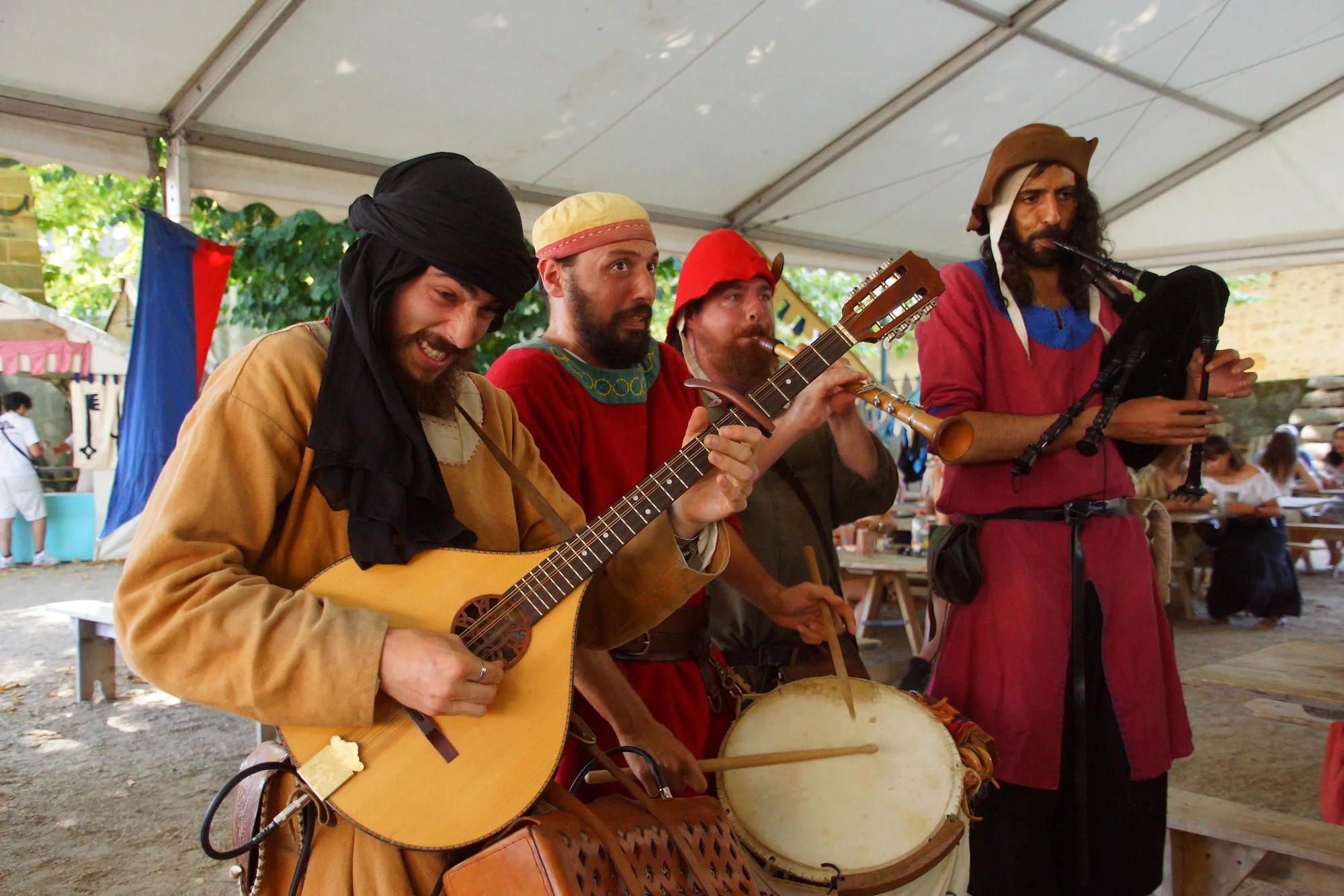 Artiste jouant du bouzouki