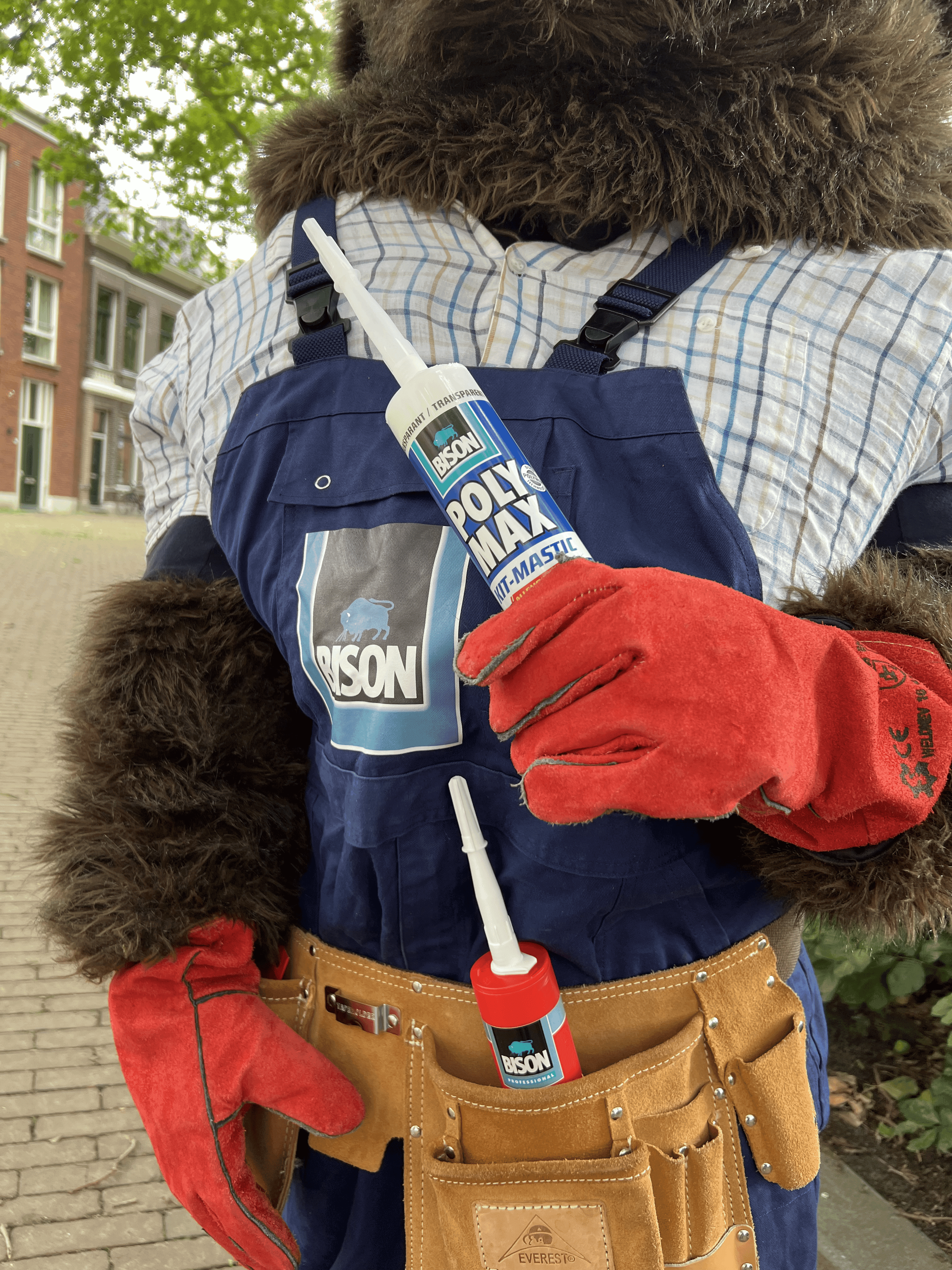 vrouw in blauwe blazer die naast een glazen wand staat