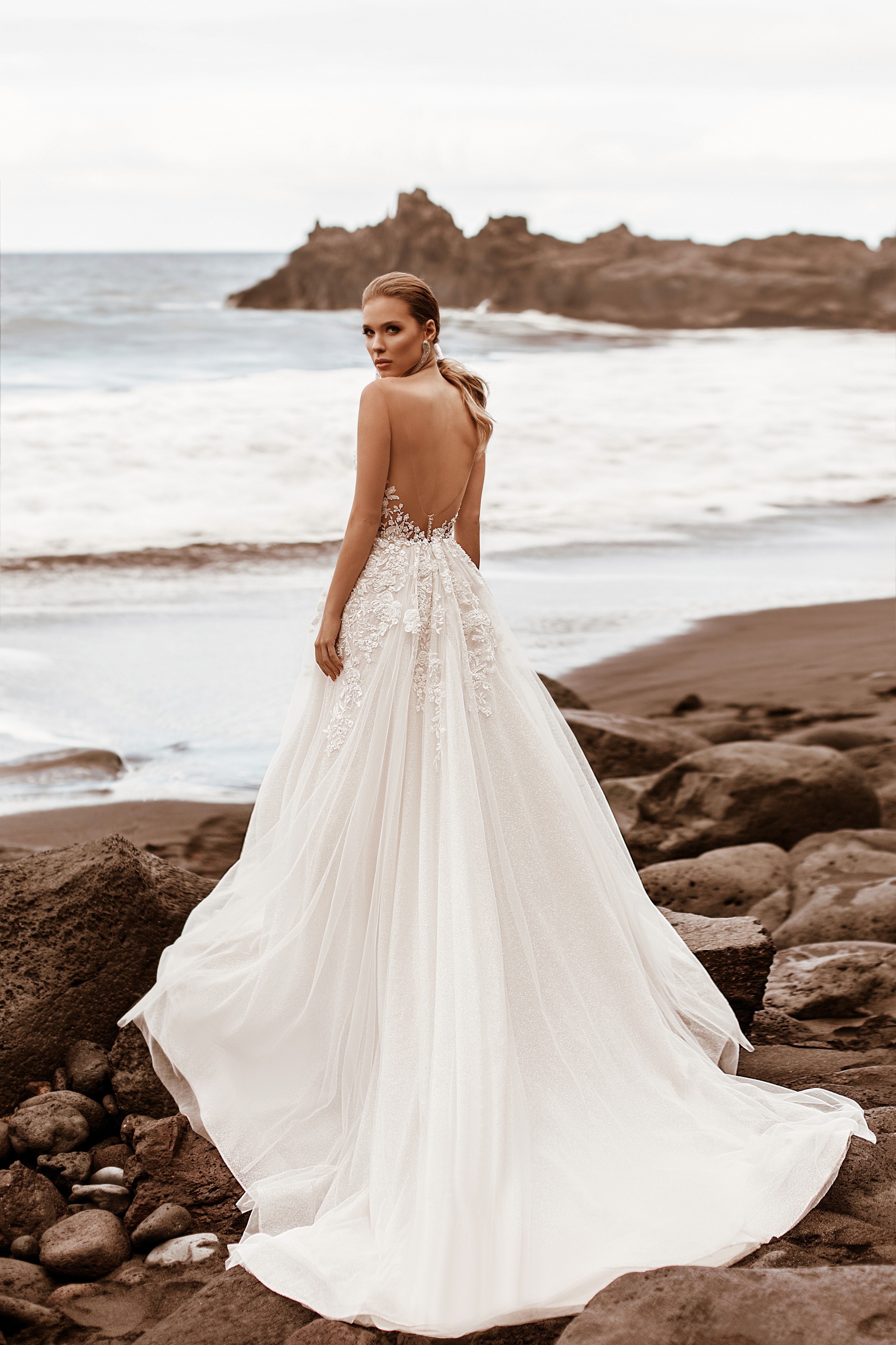 Eine Braut mit verspieltem Hochzeitskleid wird fotografiert.