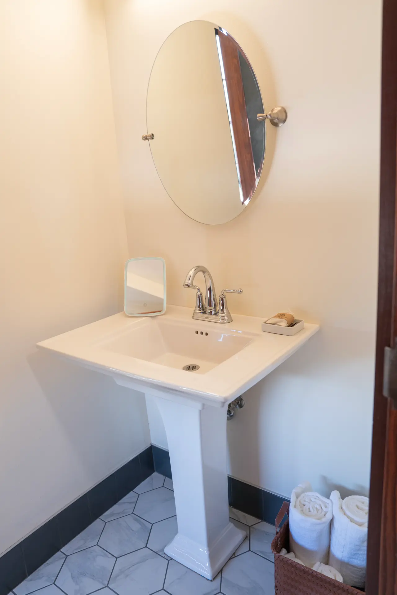 Pedestal sink and oval mirror