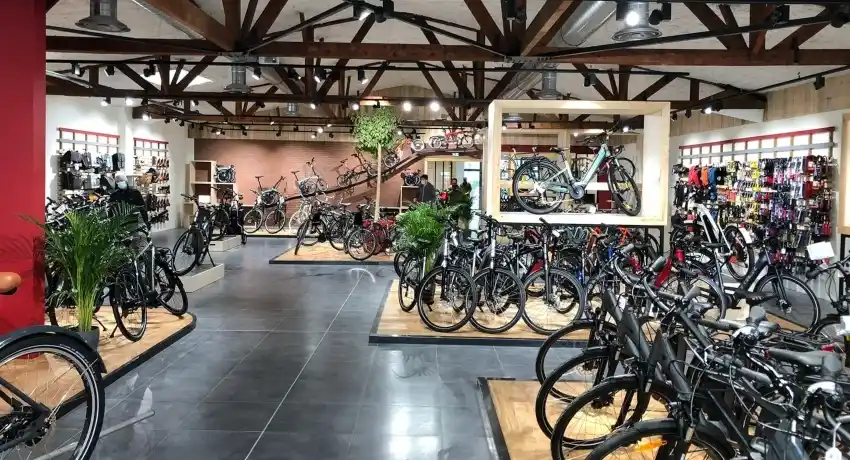 vélo exposés à l'intérieur d'un magasin