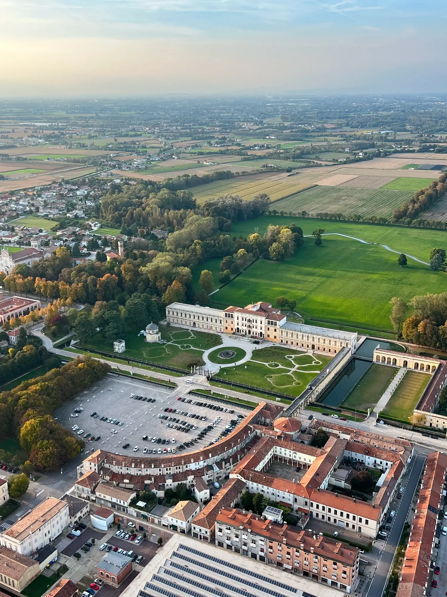 foto della città dalla mongolfiera
