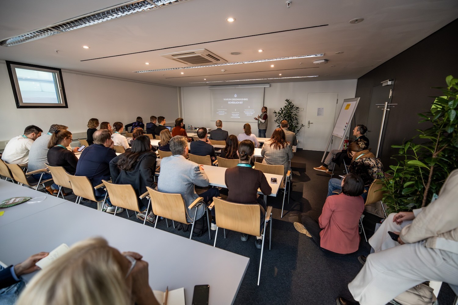 Zwei Geschäftspersonen stehen an einem Konferenztisch und diskutieren intensiv