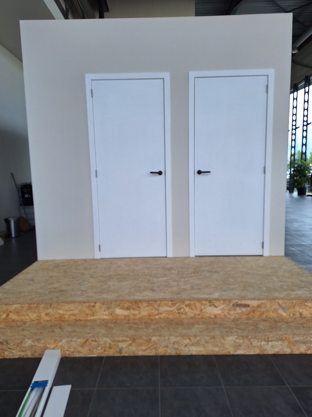 De 2 gesloten zijdeuren van De BOX.