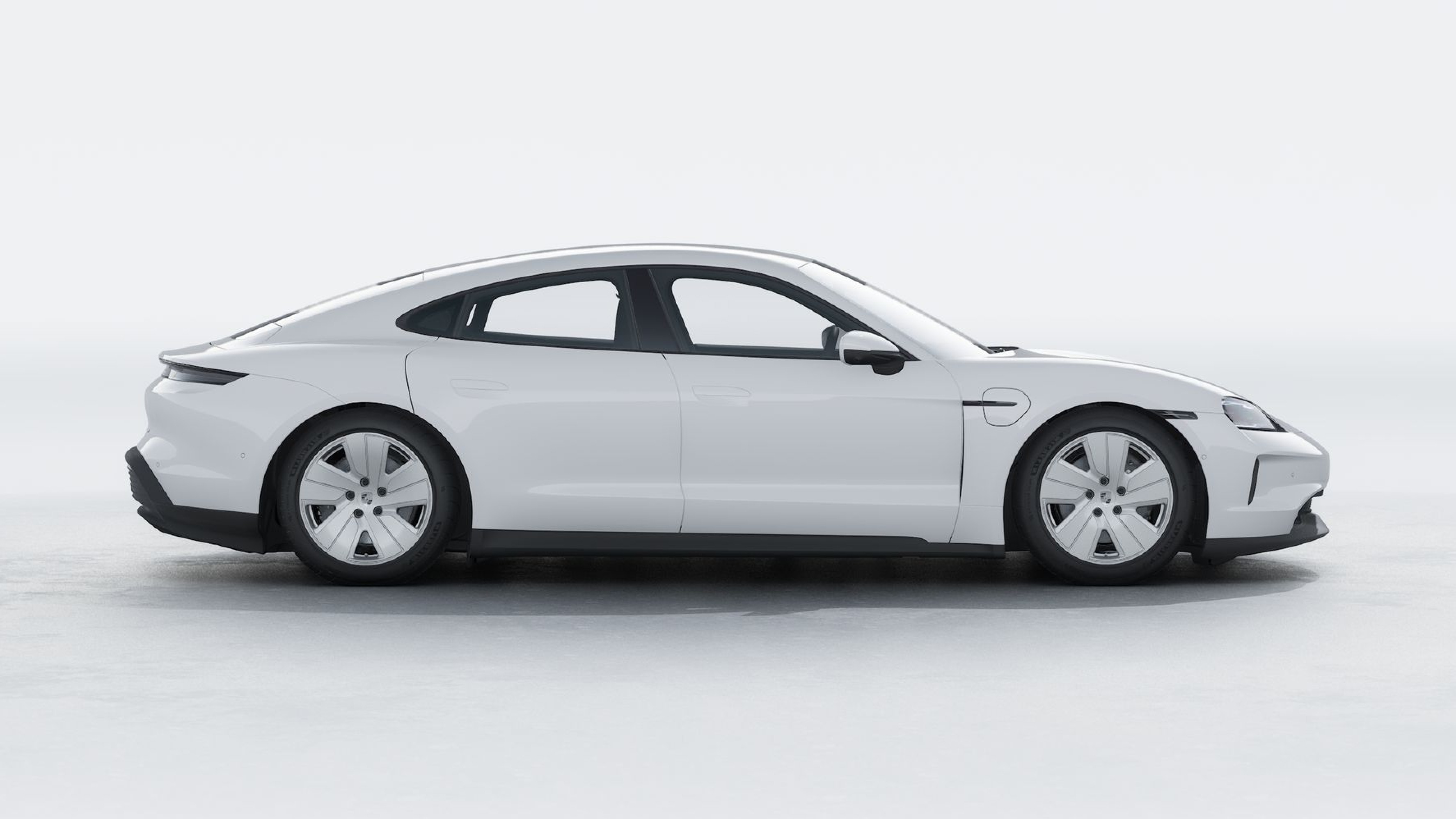Porsche Taycan blanche en profil latéral sur fond épuré