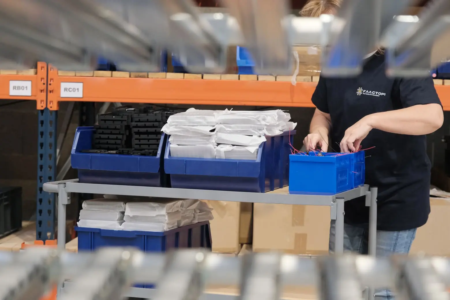 Opérateurs préparant des commandes dans la zone logistique