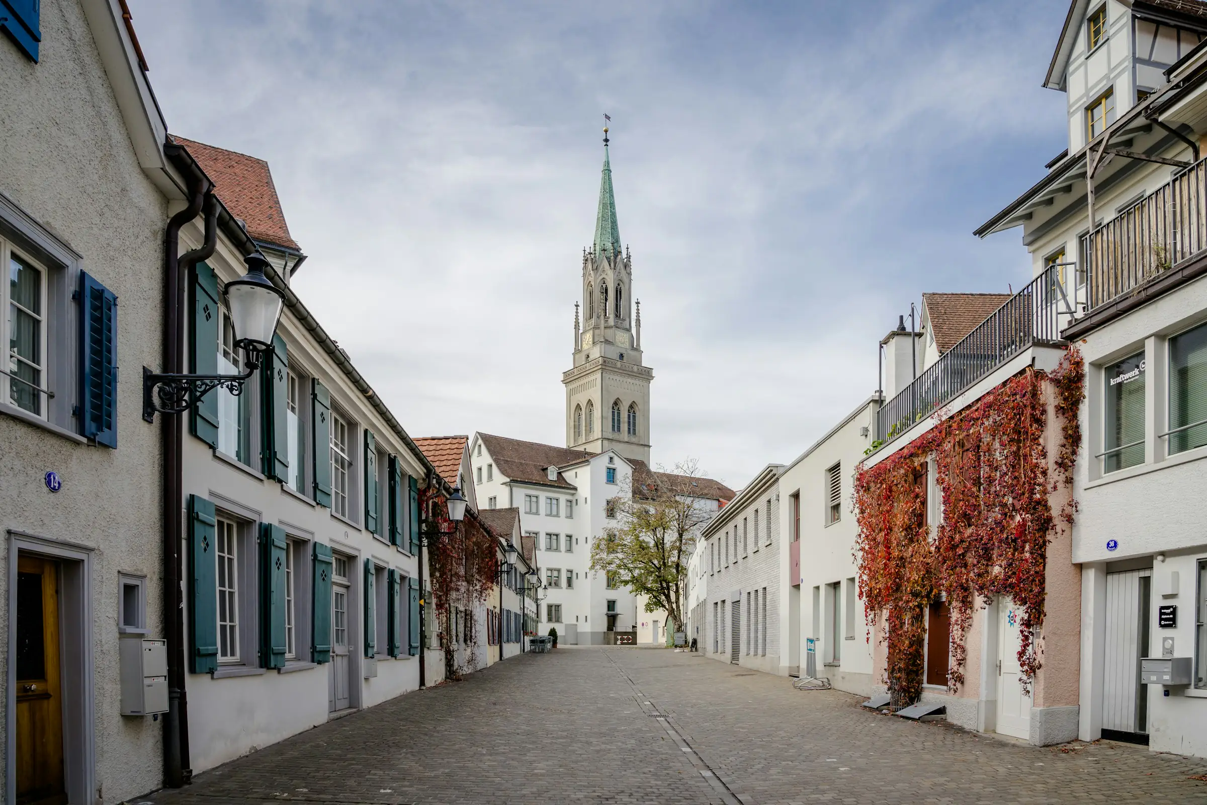 St. Gallen, Gasse in der Altstadt mit Blick auf die Kathedrale im Herbstlicht