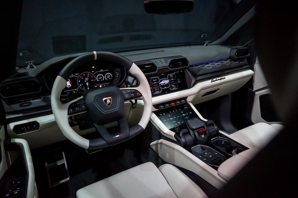 Lamborghini Urus SE 2025 interior featuring premium leather and advanced cockpit technology