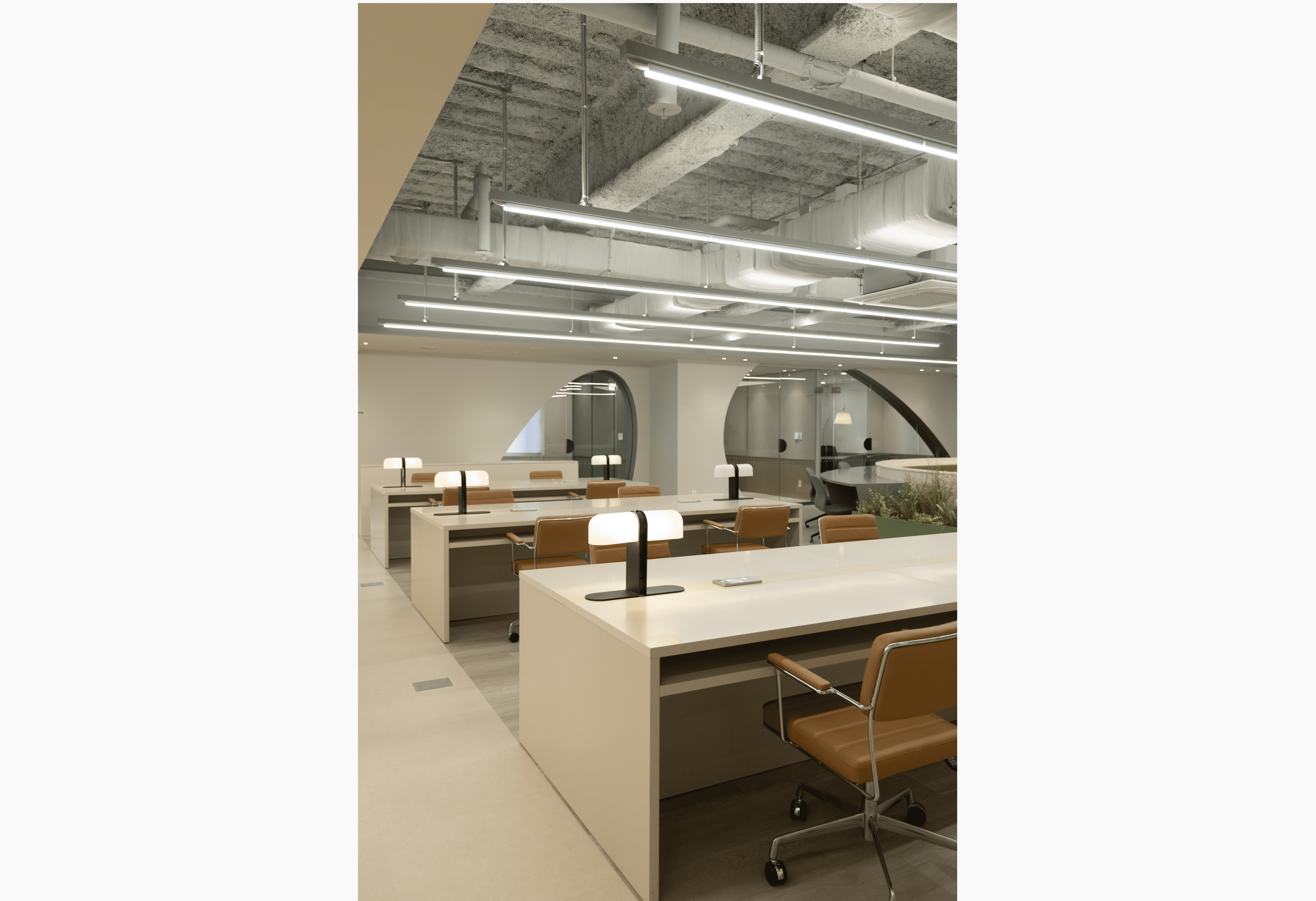 위 도면을 따라 제작된 라운지 내 데스크의 실제 모습