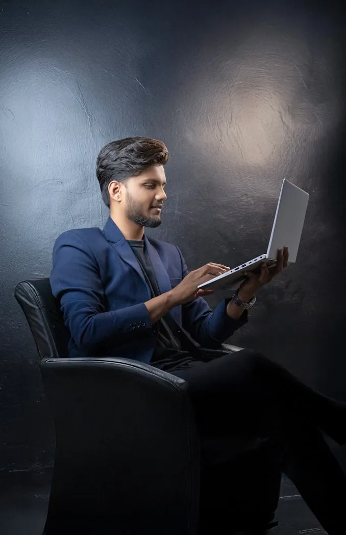 Entrepreneur travaillant sur un ordinateur dans un espace créatif.