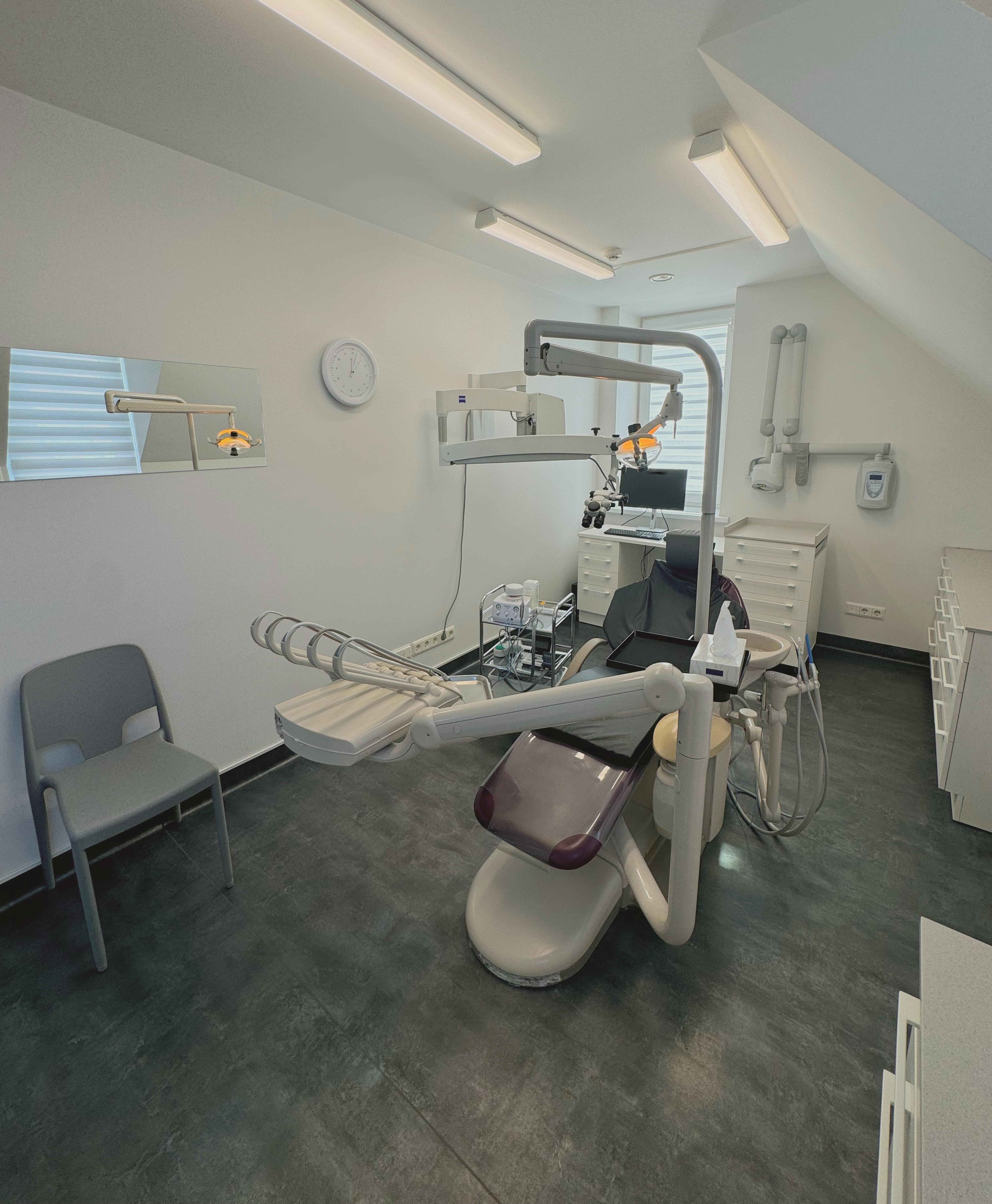 Aušvydas Baltuonis neskausmingas protinių dantų rovimas, vienmomentė implantacija, vieno danties implantas, dantų implantai, viso žandikaulio atkūtrimas implantais Vilniuje.