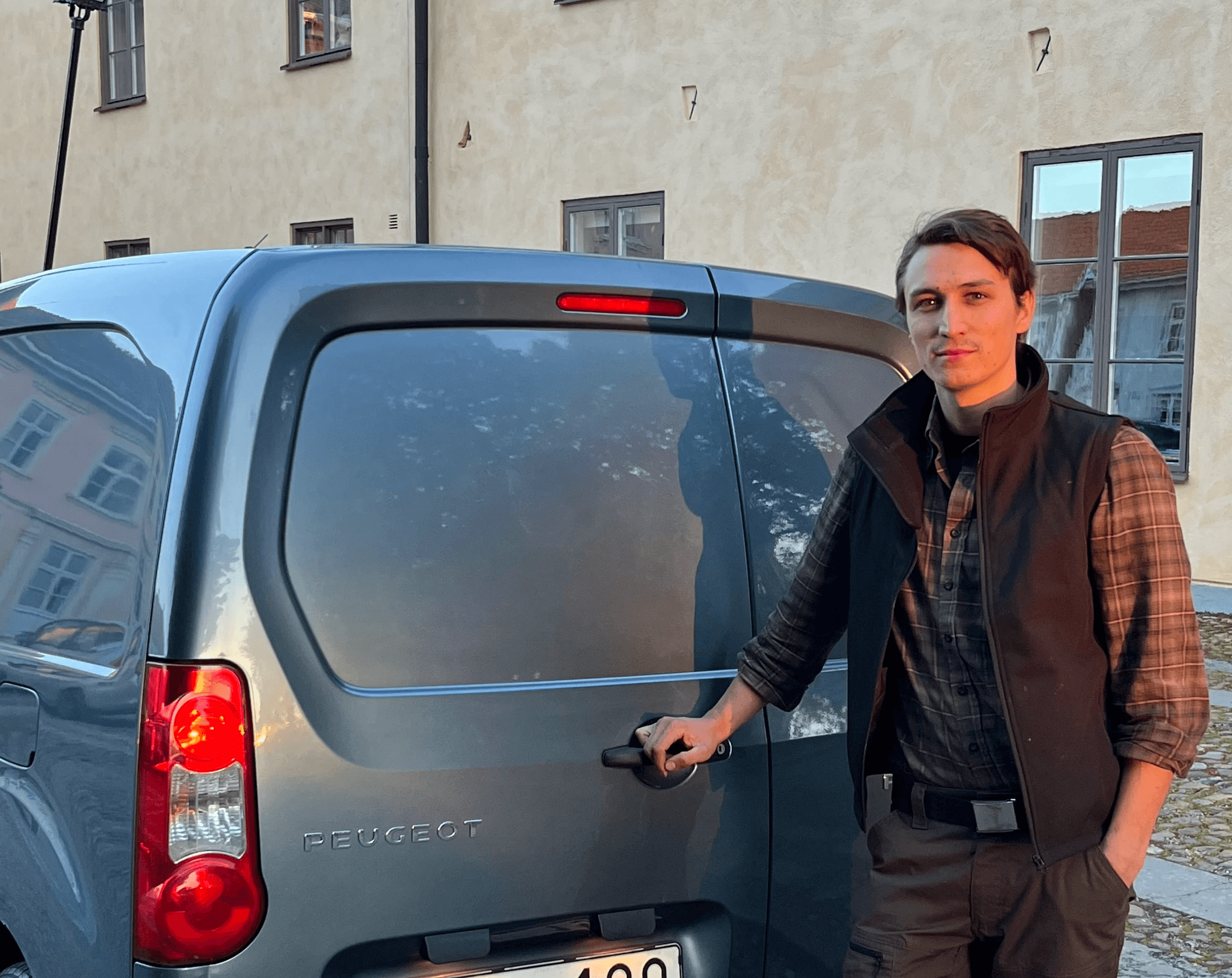 Bilmäklare vid transportbil