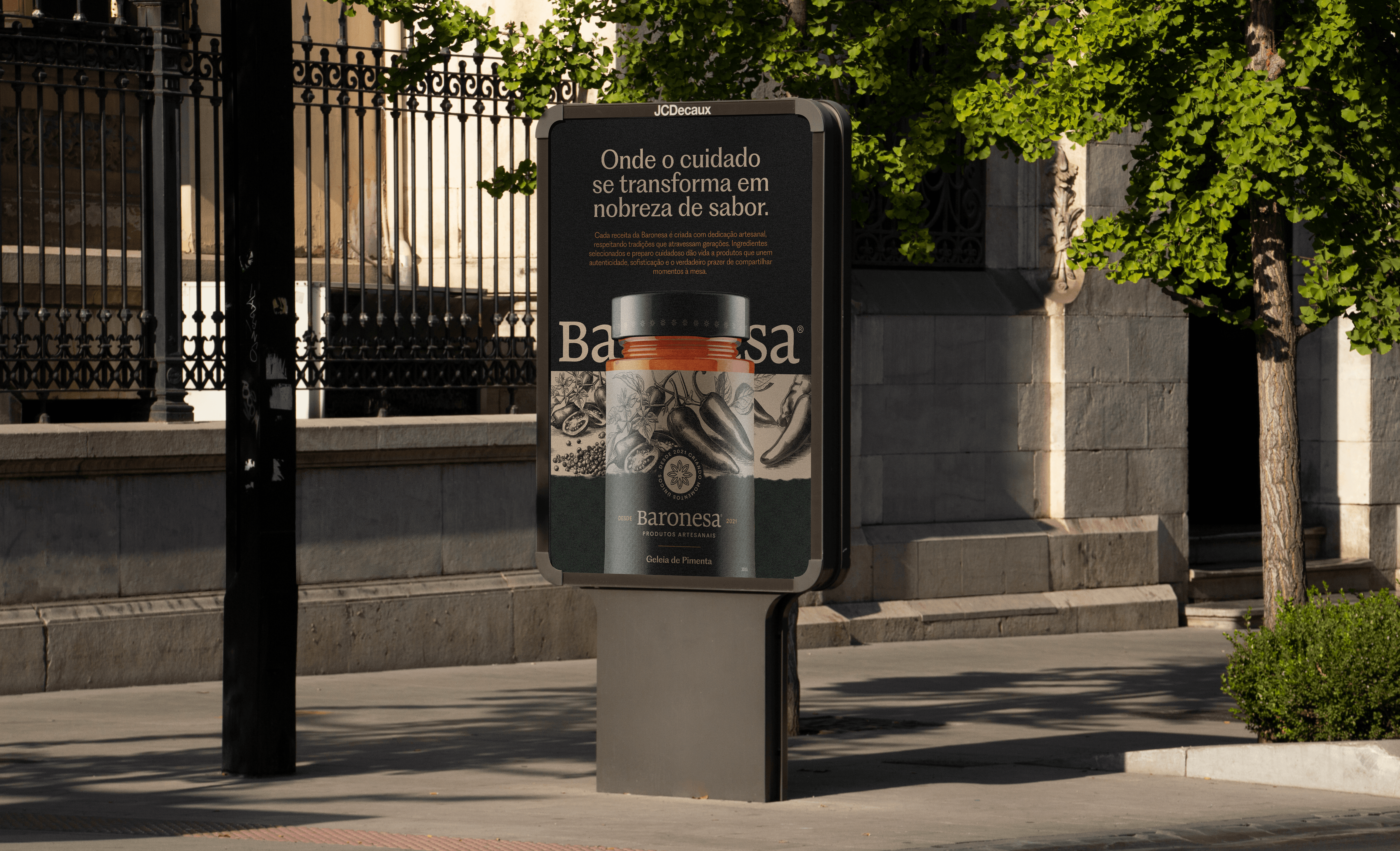 Painel publicitário da CSD Fintechs em estação urbana com mensagem sobre inovação no setor financeiro.