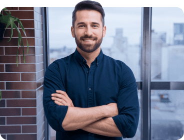 Homem usando celular com cidade de Porto Alegre ao fundo