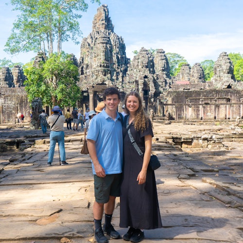 探索令人着迷且壮观的吴哥通和巴戎寺庙群。