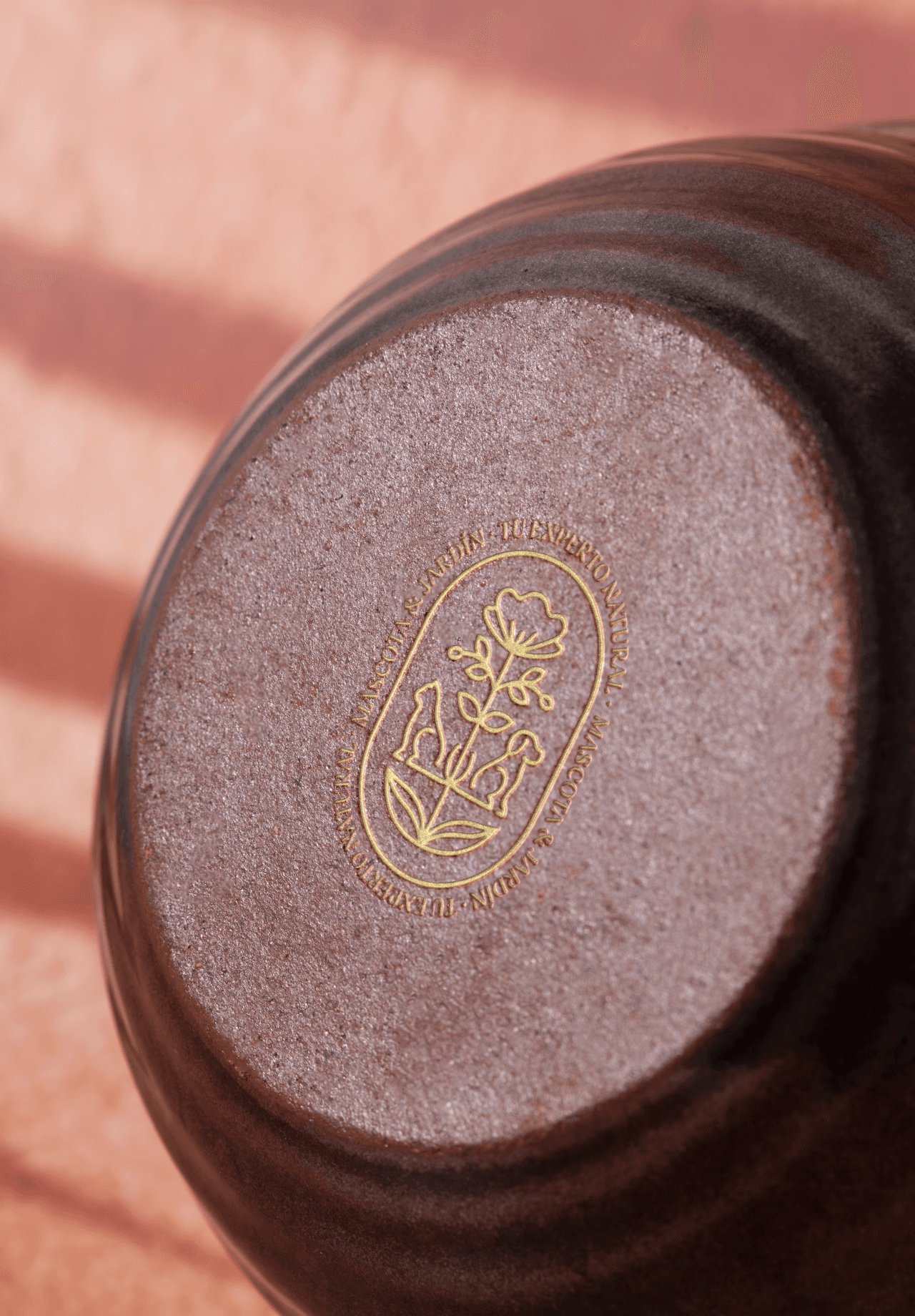 Logotipo formado por las palabras weuta en blanco sobre fondo naranja corporativo.