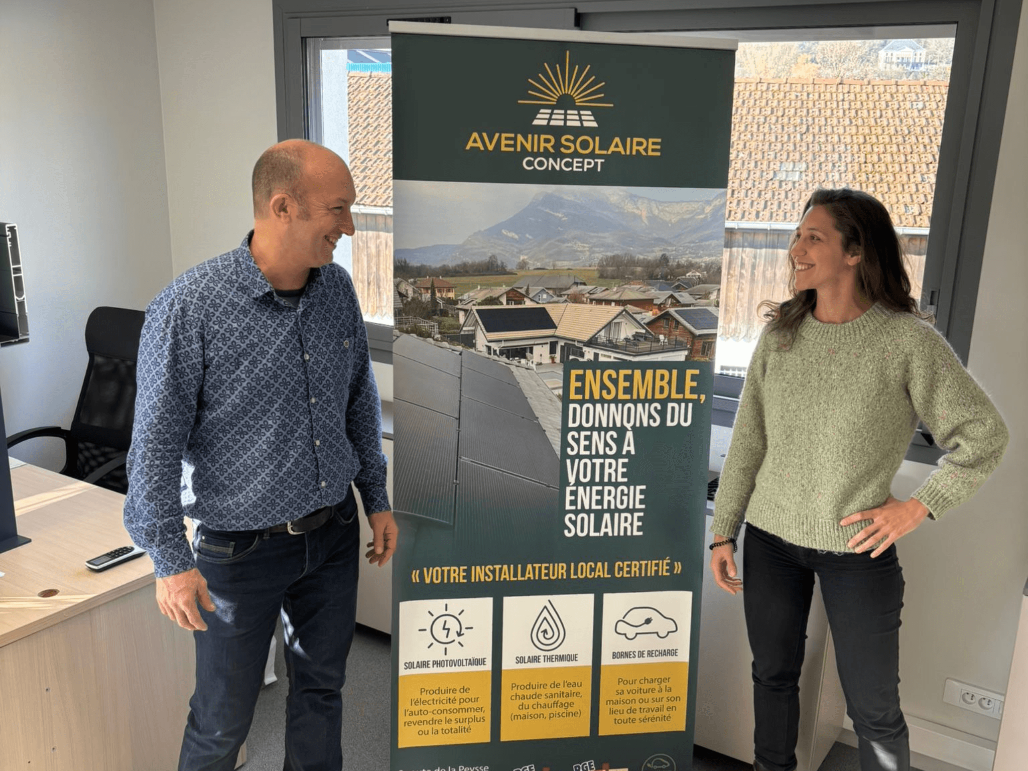 Photo qui montre Laure Crémieux de Solarock et Yvan Jeanmasson d'Avenir Solaire Concept powered by Solarock pour illustrer le partenariat entre les sociétés