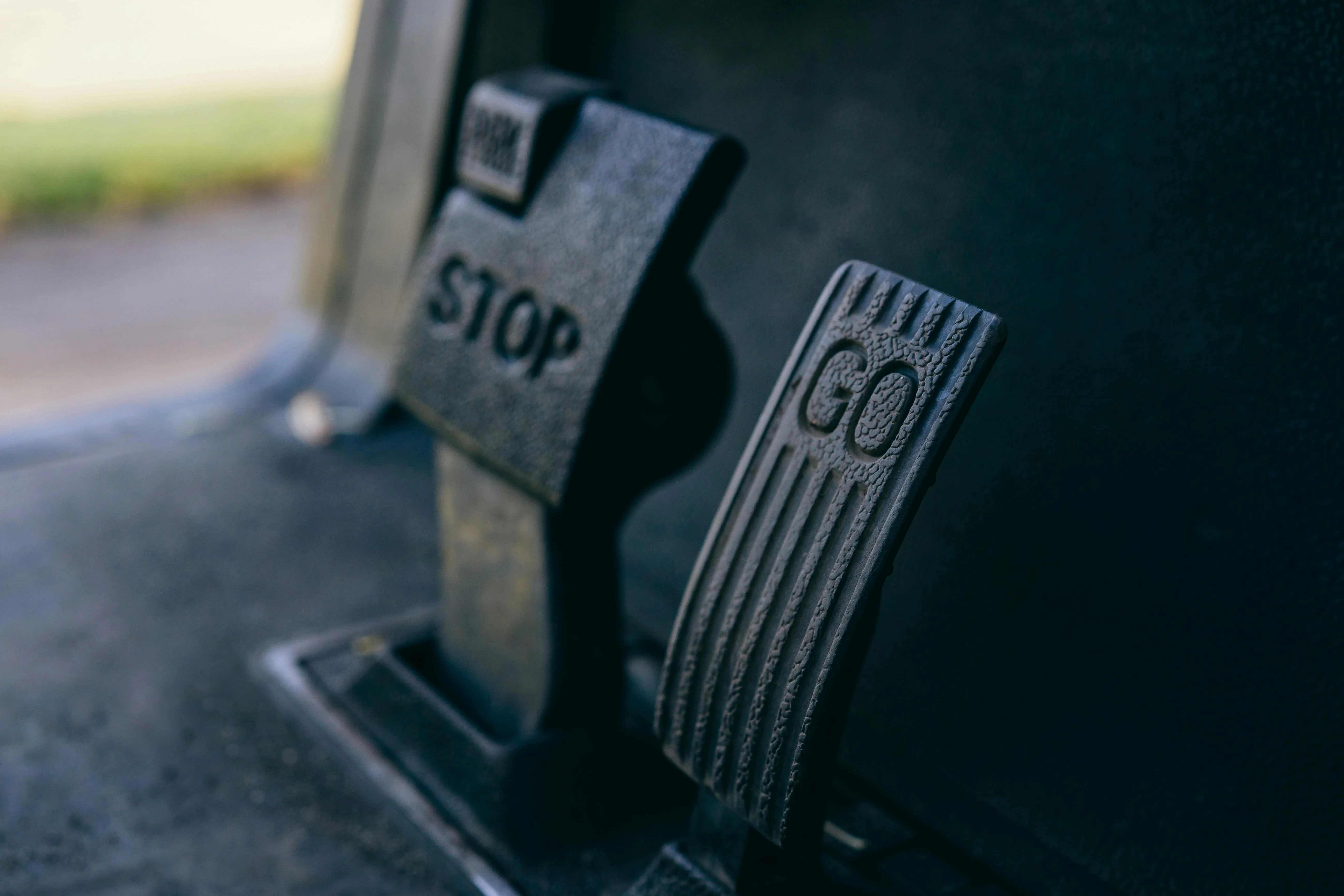 Pédales de commande avec les mots STOP et GO gravés.
