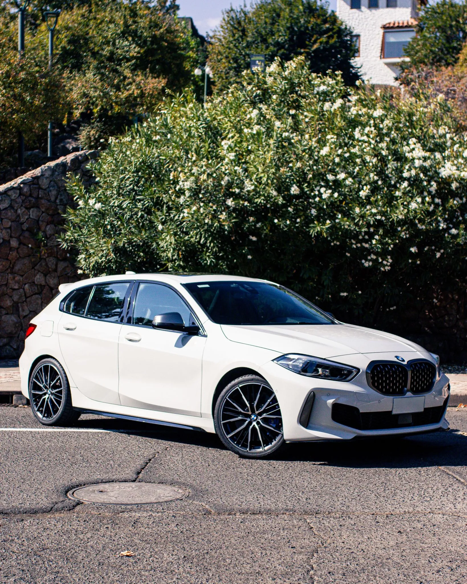M135i xDrive desde angulo 3/4 en estacionamiento
