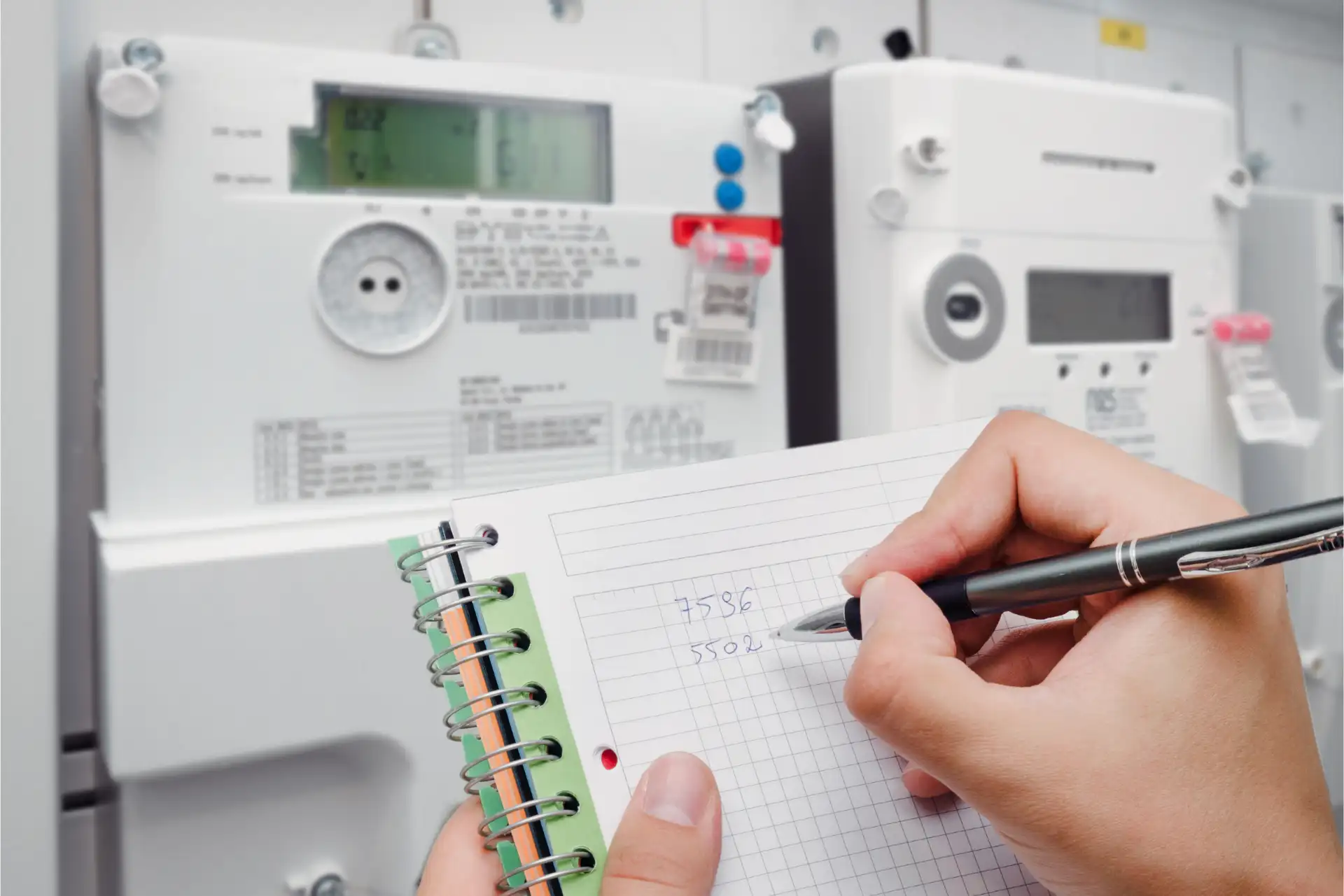 Ein Zweirichtungszähler wird abgelesen und die Werte werden aufgeschrieben