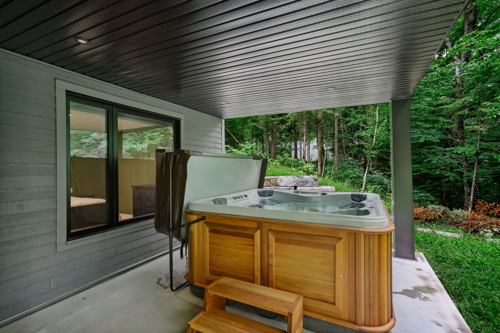 Espace spa couvert au niveau jardin.