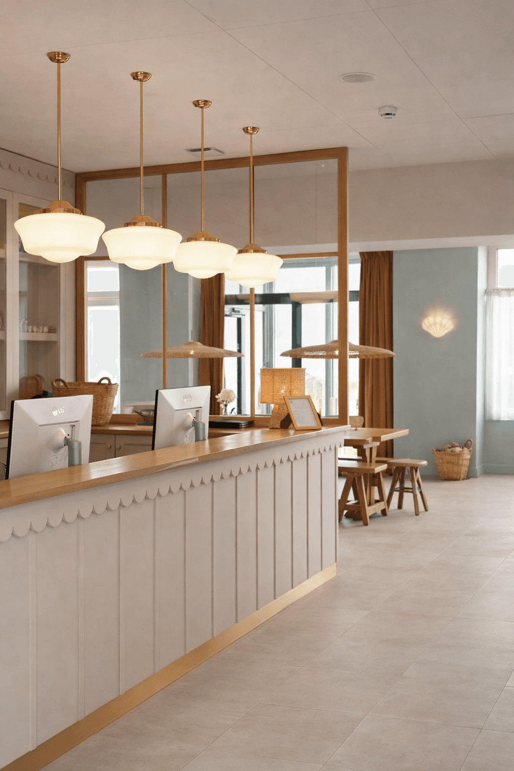 Accueil d'un local professionnel aménagé et conforme ERP à Bordeaux – comptoir bois cannelé, luminaires laiton, végétaux, par Eva Hostein architecte d'intérieur