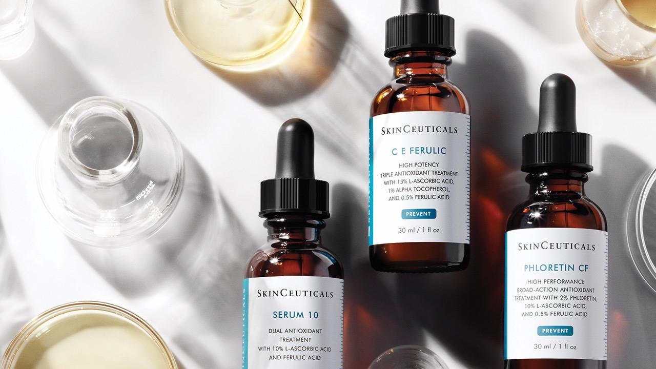 Een collectie SkinCeuticals-producten.