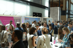 Programa reuniones, interactúa, revisa la agenda del evento