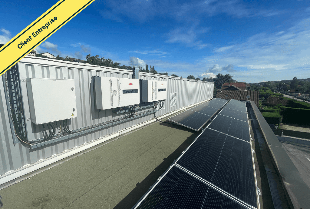 Photo de deux onduleurs à Viviers-du-Lac en France, d’une entreprise équipée de panneaux photovoltaïques dont l'installation a été faite par Solarock.