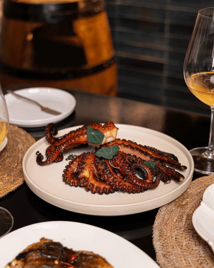 Tentáculos de Polvo com Molho Verde e Batata a Murro com Molho Verde e Maionese de Alho