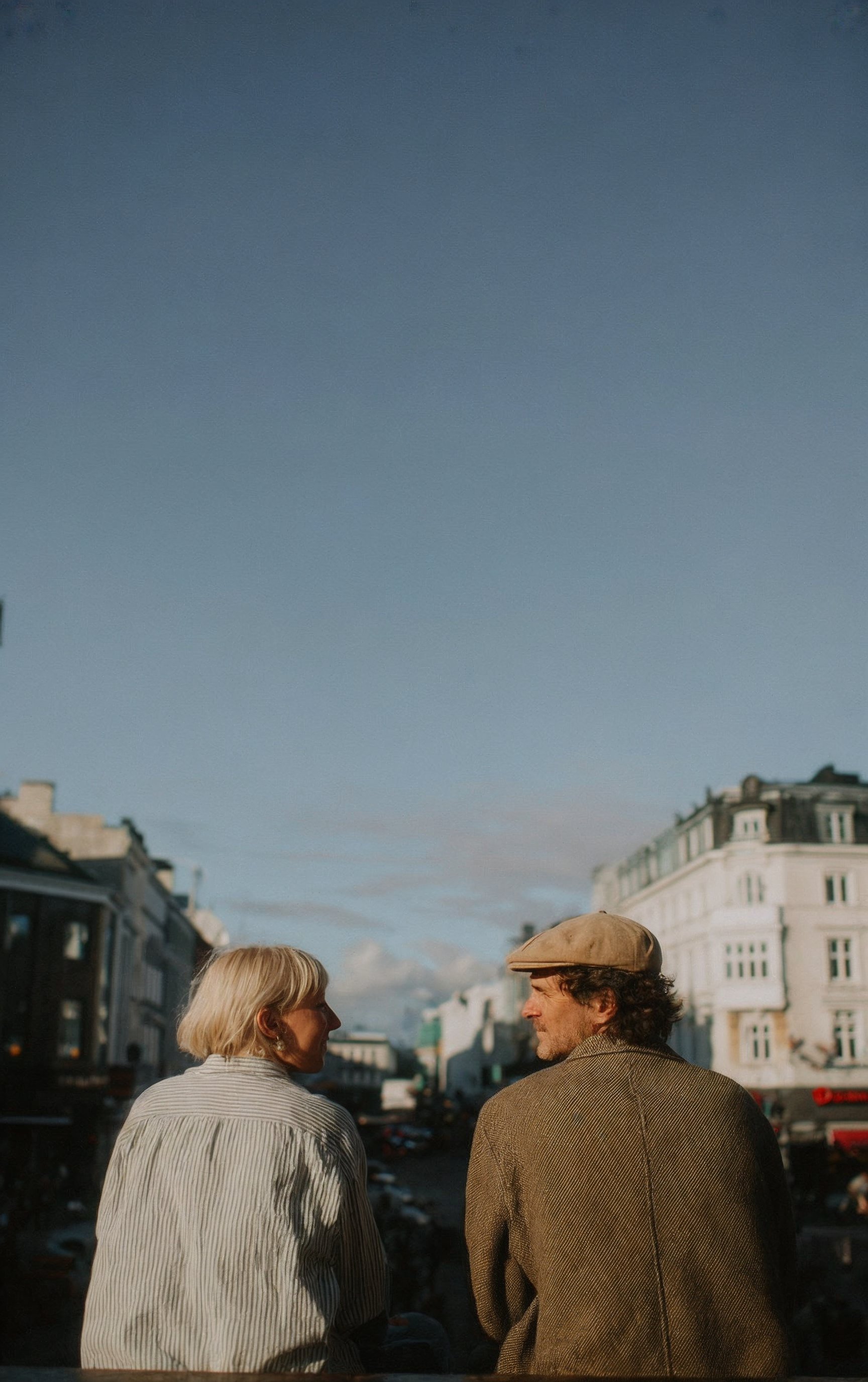 Par undertegner framtidsfullmakt-dokument.