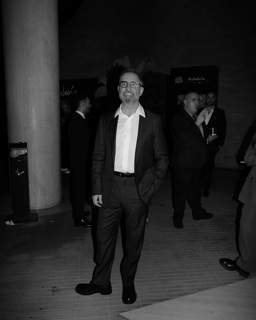 Invitado latin grammys posando