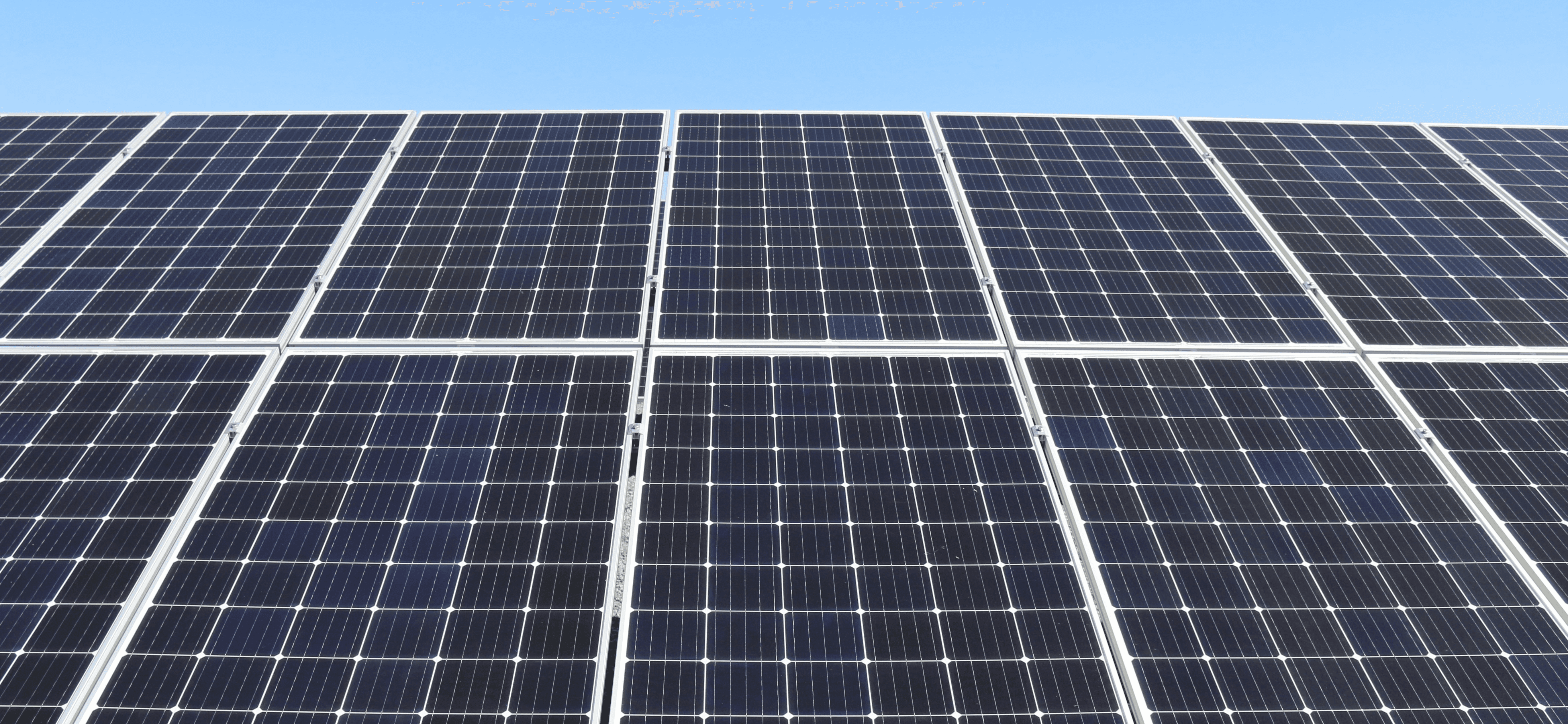 Installation de panneaux solaires sur le toit d'une entreprise