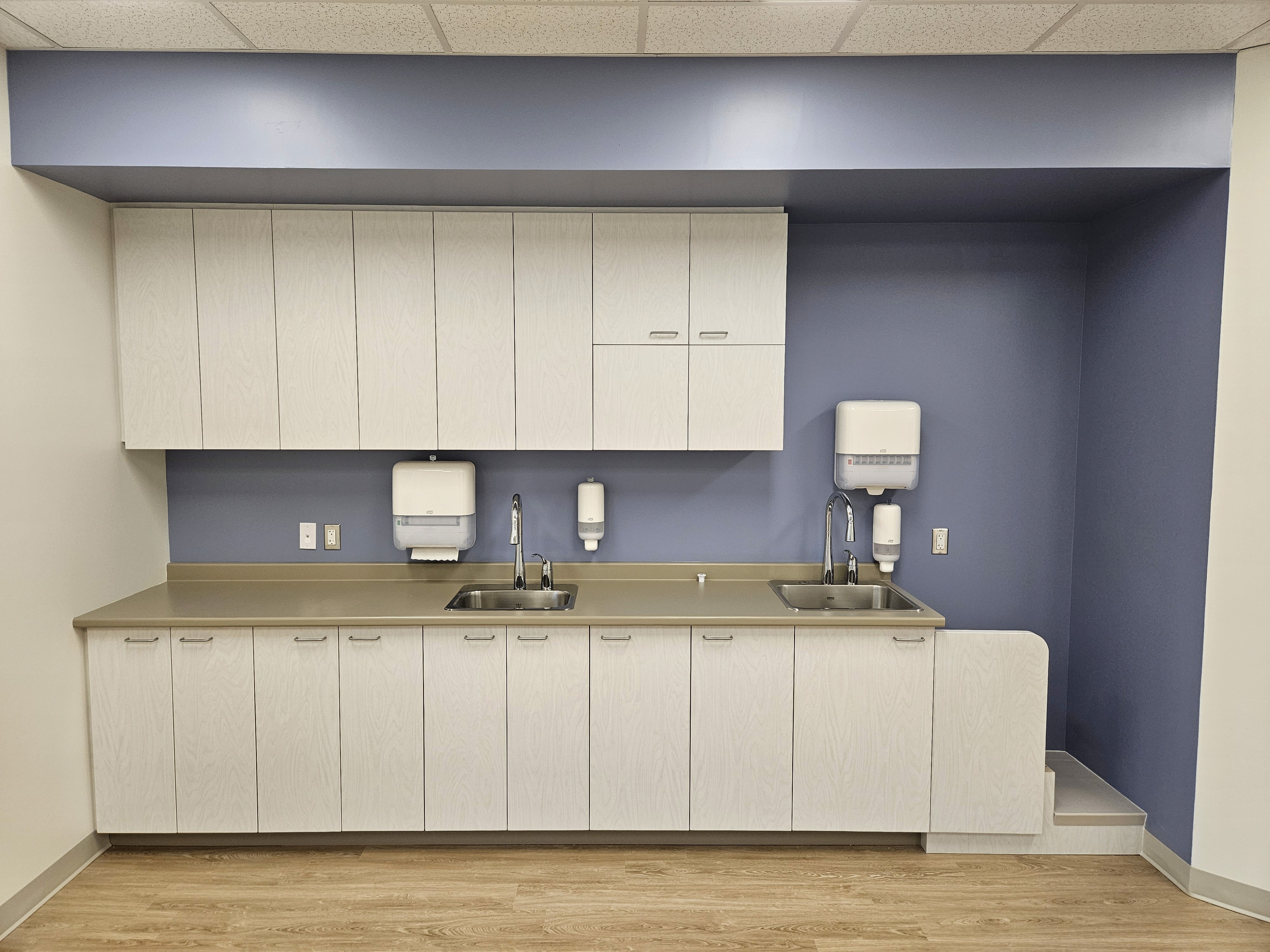 Étagères de chaussures sur mur de briques menant sur une fenêtre, dans la nouvelle succursale de Chaussures Fillion