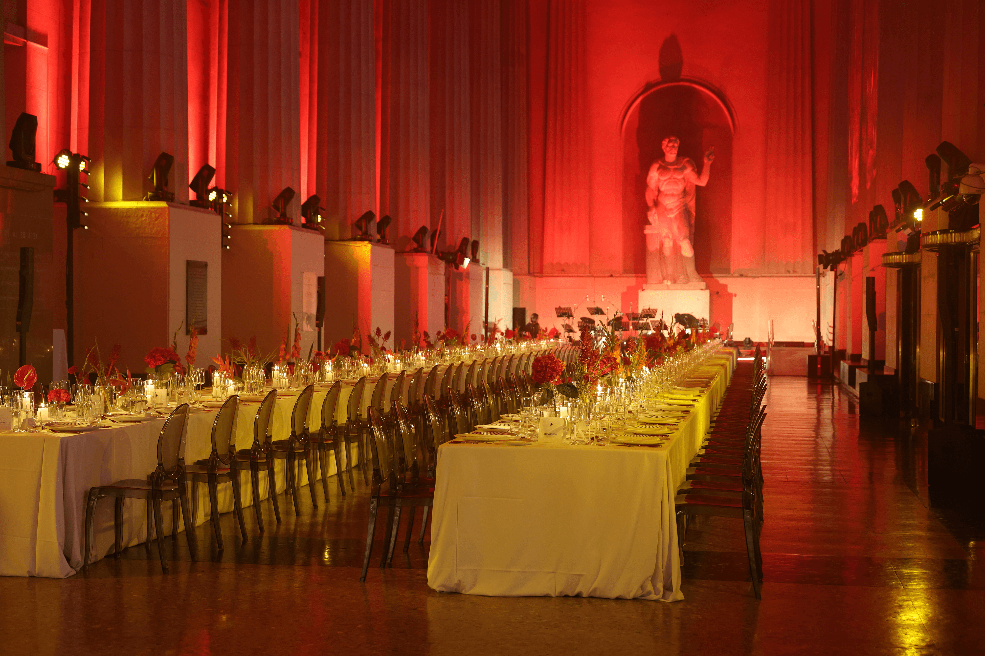 Close-up di tavolo rotondo allestito con colori mattone e fiori raffinati, atmosfera sognante per festa di compleanno di lusso in villa fiorentina con catering di alta gamma.
