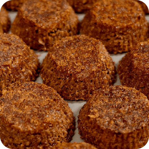 Close up a la corteza dorada y textura crujiente de los mini brownies.