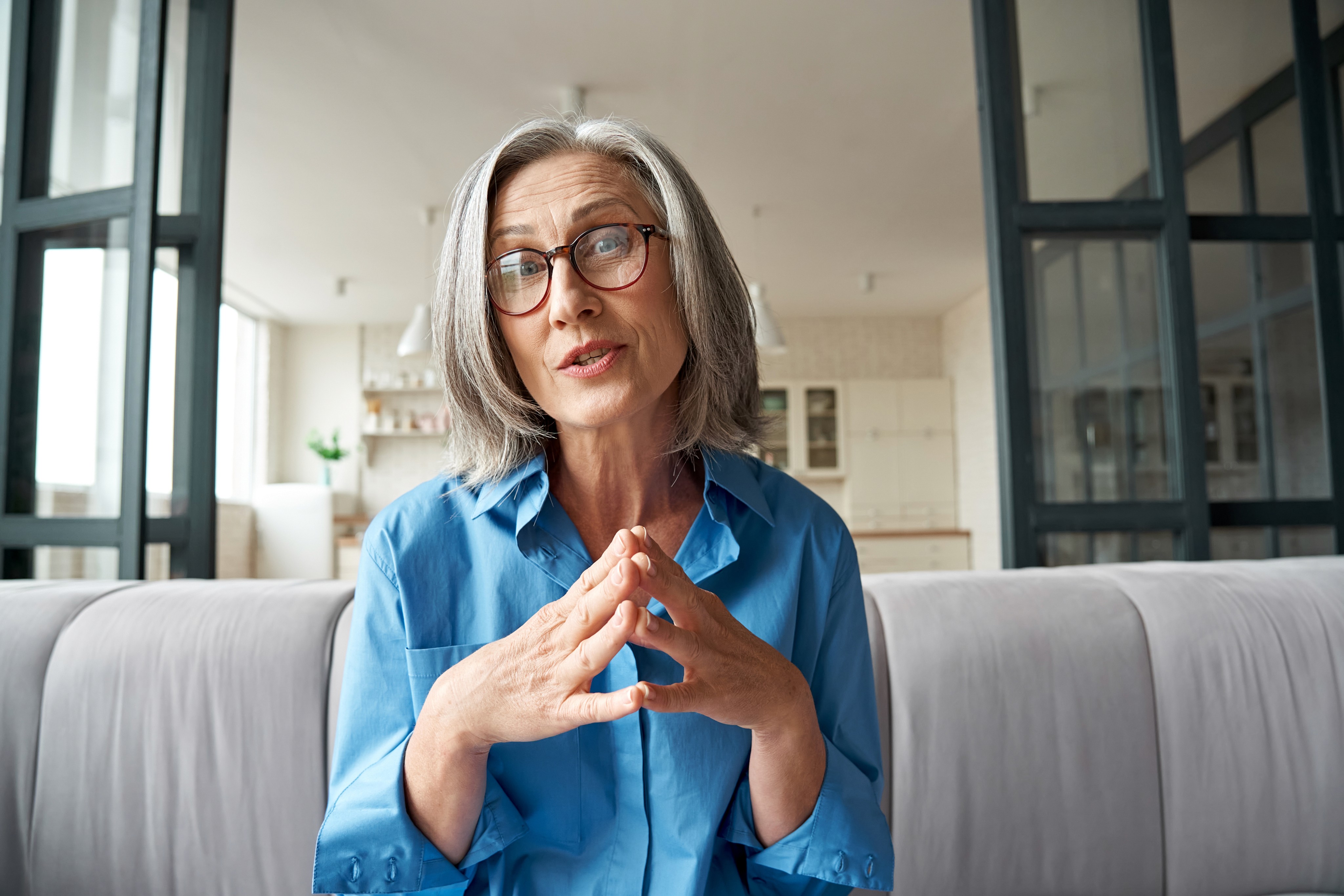 Hymyilevä psykoterapeutti videoneuvottelussa – Brightlife-alusta tukee etäterapiaa