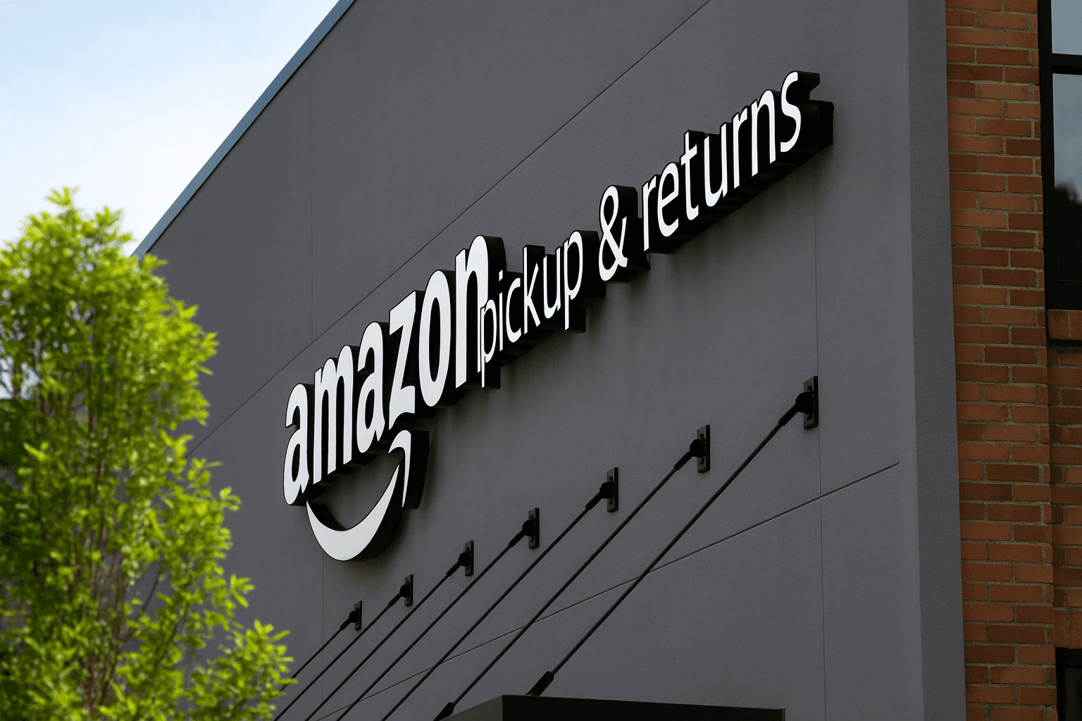 Le programme FBA implique des frais de stockage, des coûts d’expédition par vente, et le respect strict des normes de conditionnement d’Amazon.