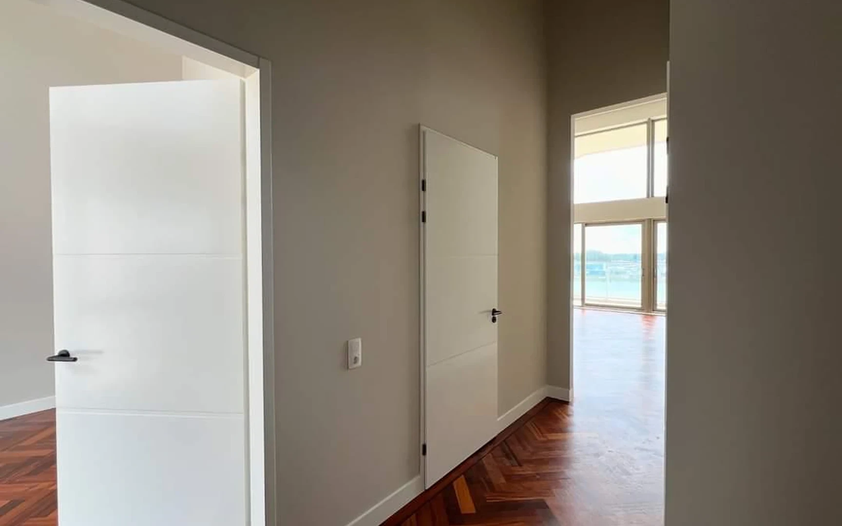 Niche en chêne : chant régulier, arête adoucie, joint discret, nettoyage facilité, Luxembourg.