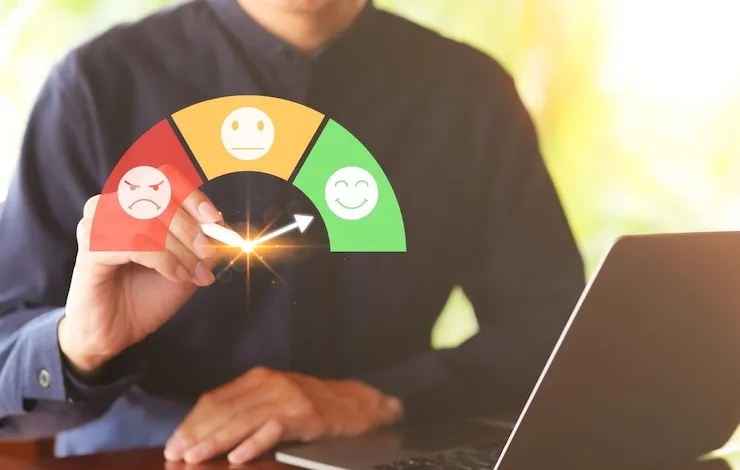 Casal avaliando aplicativos no smartphone e interagindo online.