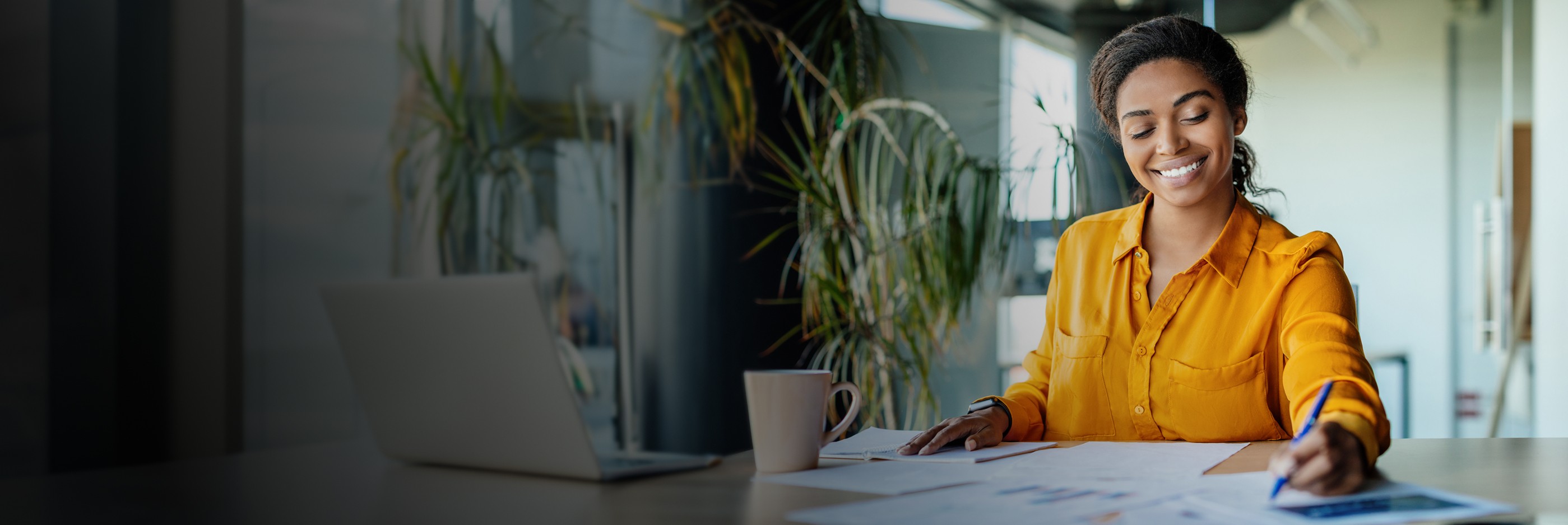 Femme devant ses factures